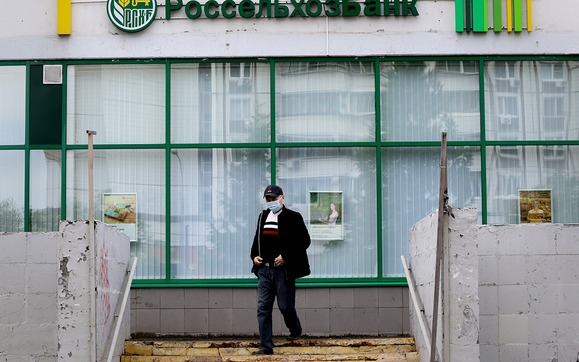 Politico узнала о предложении ЕС отключить МКБ и Россельхозбанк от SWIFT