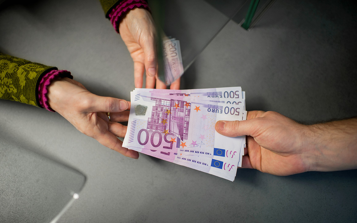 Россиянам разрешили зачислять валюту от продажи бумаг на зарубежные счета