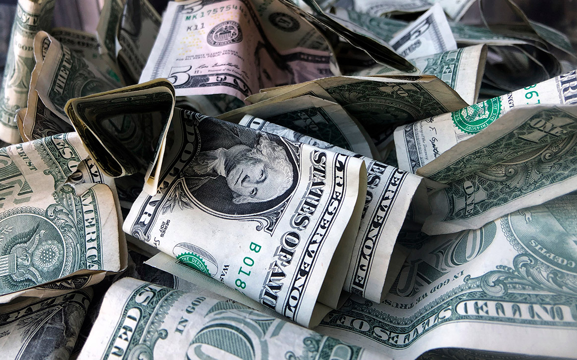 Российские банки стали доплачивать за размещение долларов на рынке