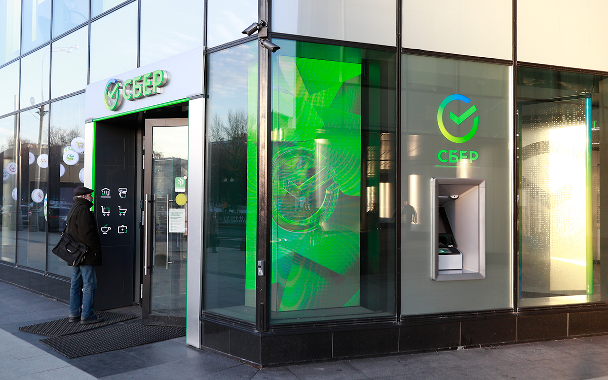 Греф сообщил о возобновлении Сбербанком расчетов в юанях