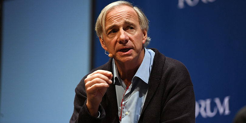 Фонд Далио избавился от акций чипмейкеров и золотодобывающих компаний