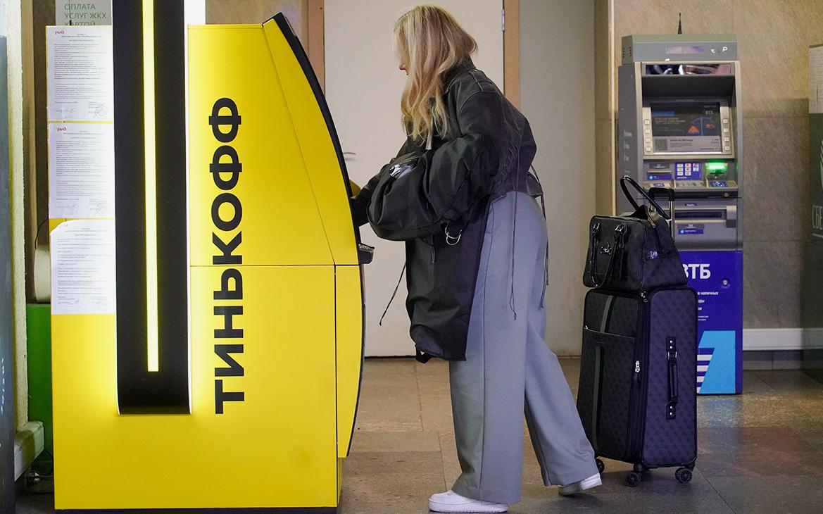 «Тинькофф» начнет брать комиссию за пополнение счета наличными в валюте