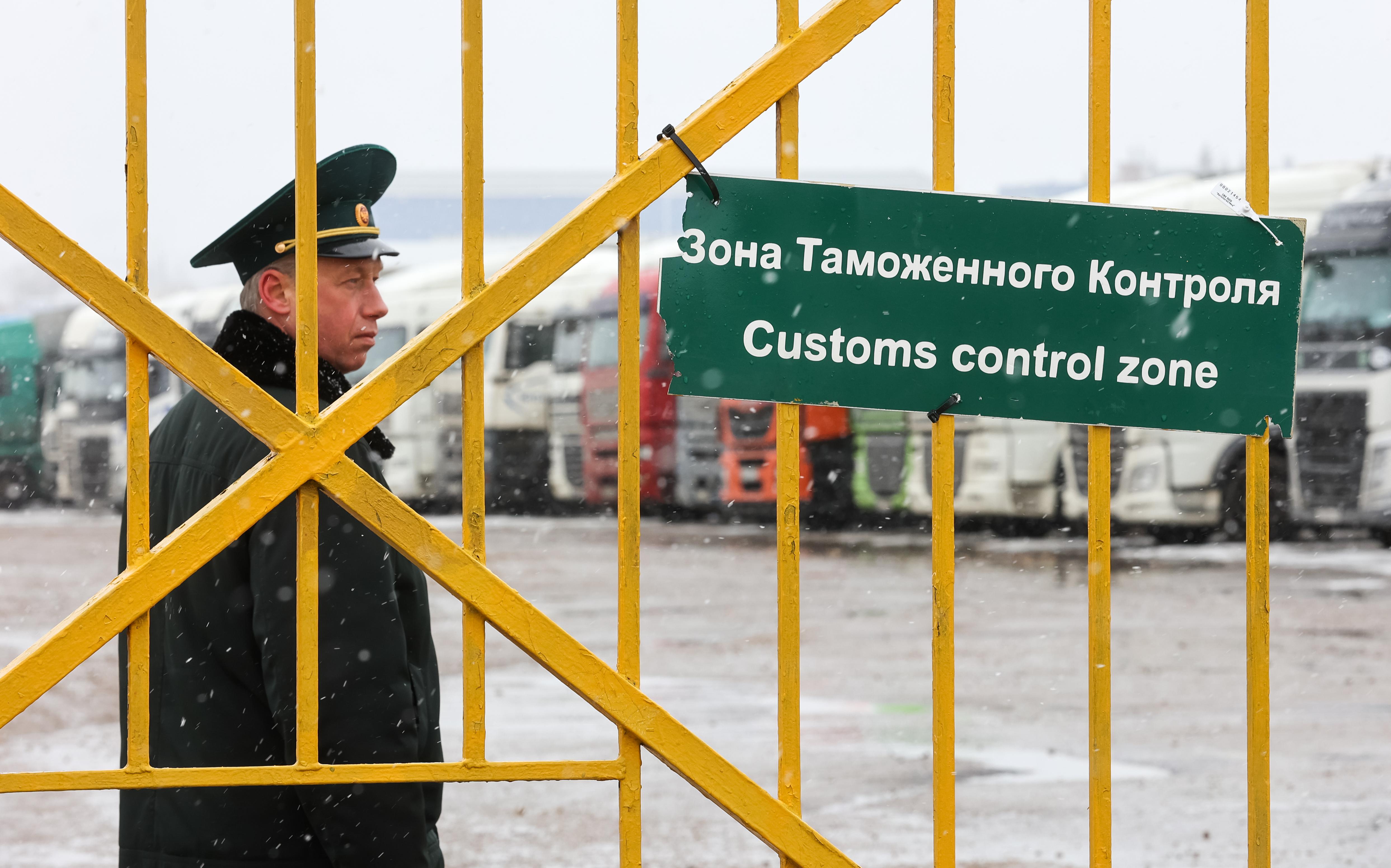 Customs in russia. Таможенная служба России. Таможенник. Таможенник РФ. Сотрудники ФТС.