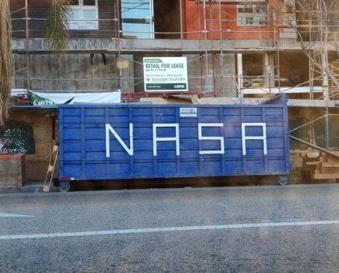 ИП-продавец вписывает в счет-фактуру свои ФИО, не сопровождая статусом (ИП)