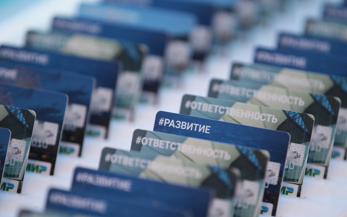 Российские банки выпустили почти 60 млн карт «Мир» за год