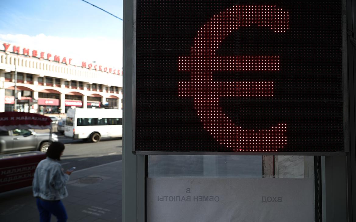 Курс евро на Мосбирже опустился ниже ₽100