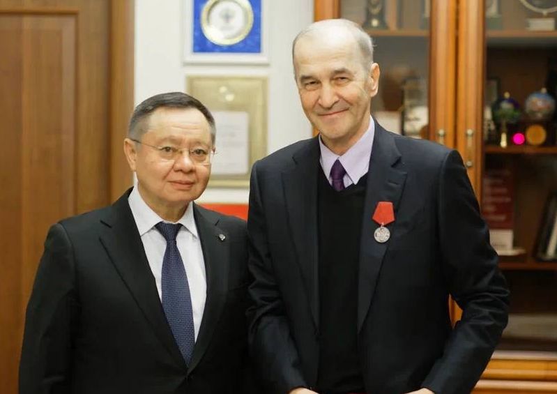 Анвару Шамузафарову вручили медаль – за заслуги перед Отечеством