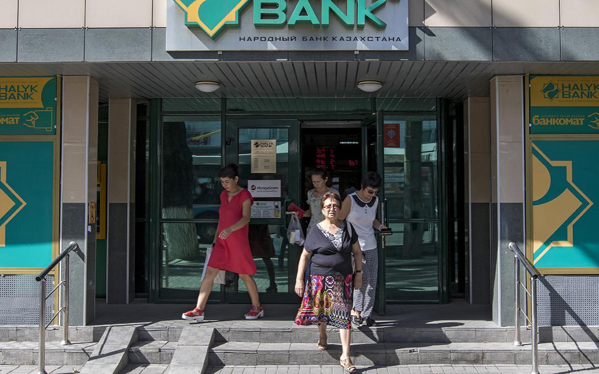 В Казахстане на 10% выросло число выданных банковских карт