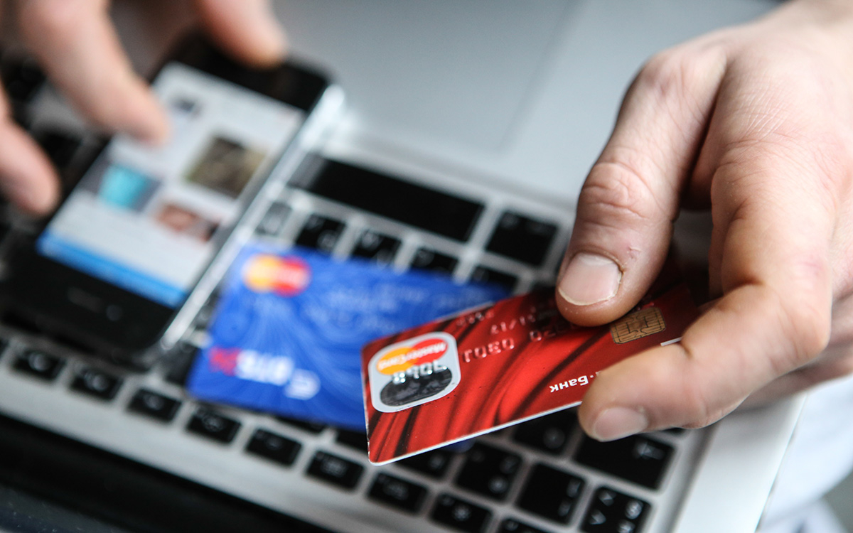 Банки резко подняли реальные ставки по кредиткам