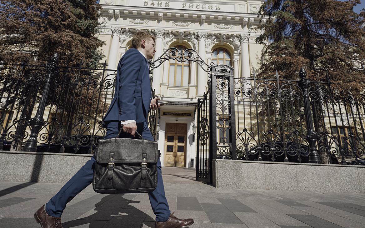 В ЦБ заявили о превращении валютных счетов граждан в «де-факто рублевые»