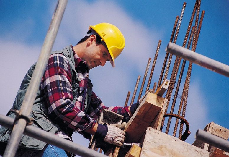 Подтверждать квалификацию безработных строителей предлагается за счёт государства