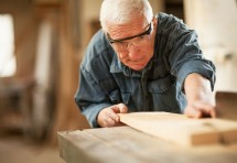 Пенсионеры-строители выросли в цене