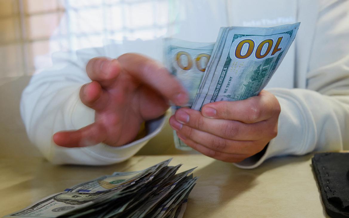 Центробанк продлил ограничения на снятие наличной валюты