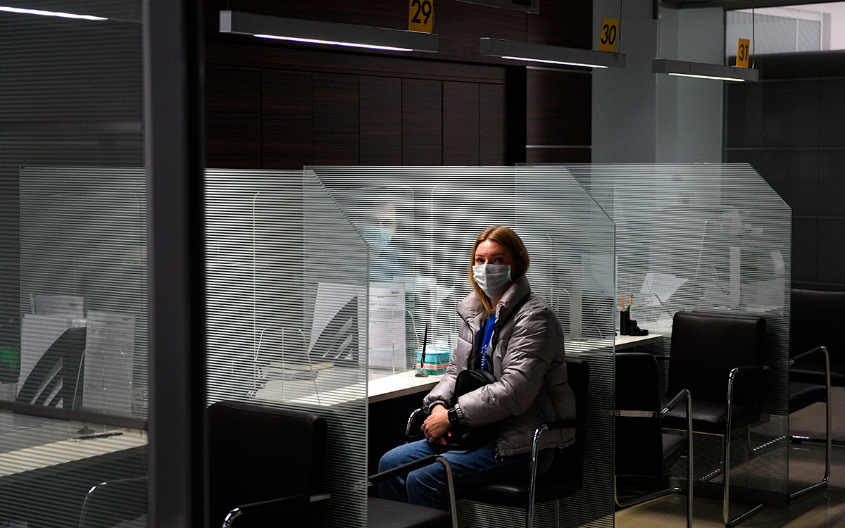 Выдачи кредитов россиянам резко упали на фоне роста заболеваемости COVID