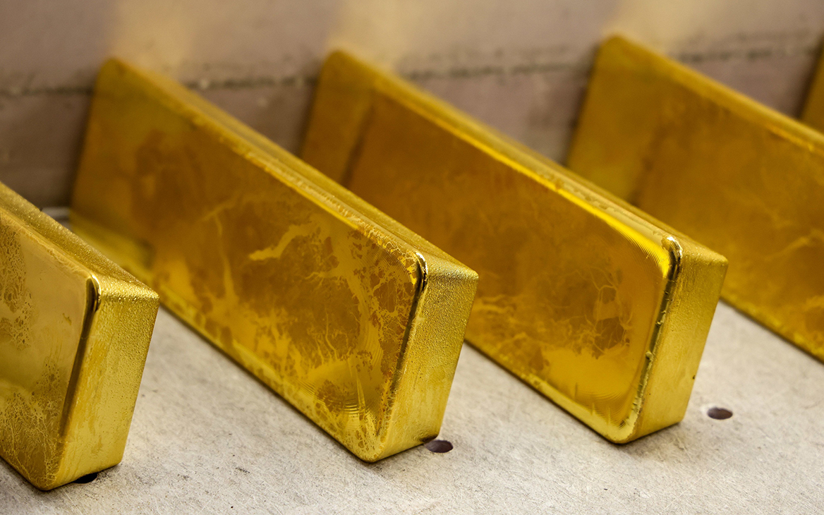 ЦБ возобновит закупки золота на фоне угрозы для резервов