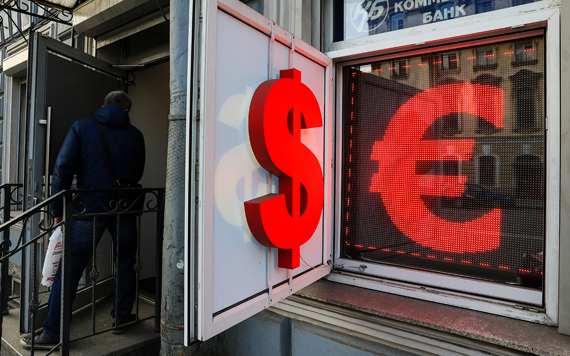 Россияне забрали из банков рекордный объем валюты с марта 2020 года