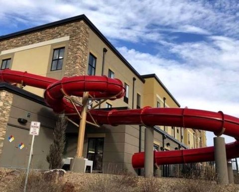 Помещение не торговое, но здание - в "кадастровом" списке: КС не против повышенного налога