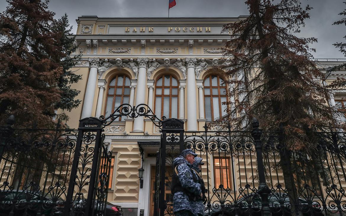 ЦБ на полгода продлил ограничения для физлиц по выводу денег за рубеж