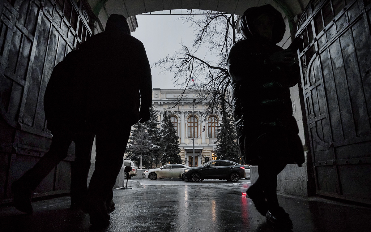 ЦБ объявил об ограничениях для нерезидентов из недружественных стран