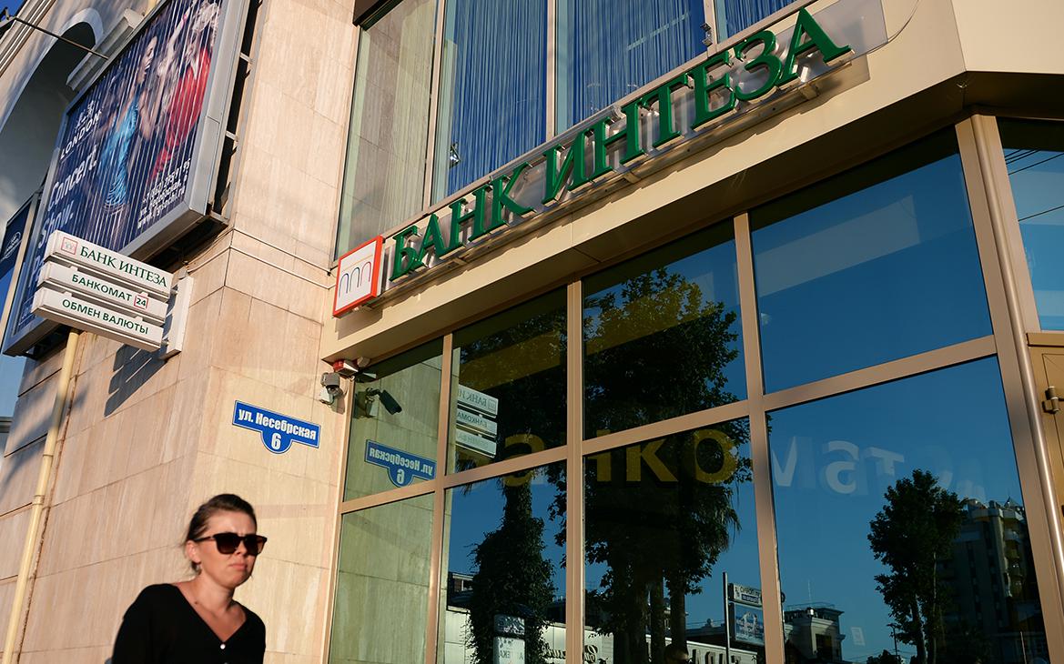 Банк «Интеза» введет комиссию за пополнения счета наличными в валюте