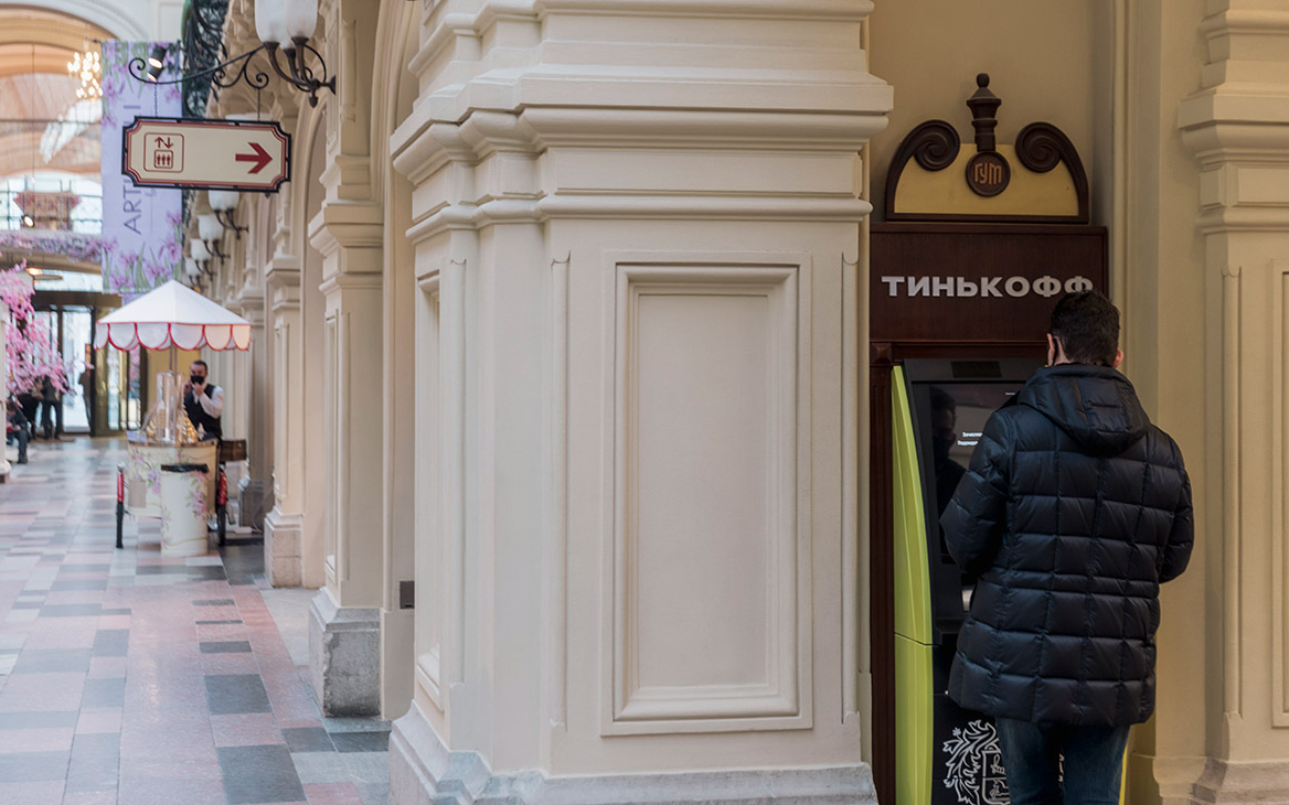 Forbes узнал о списаниях с счетов клиентов «Тинькофф» после обмена валюты