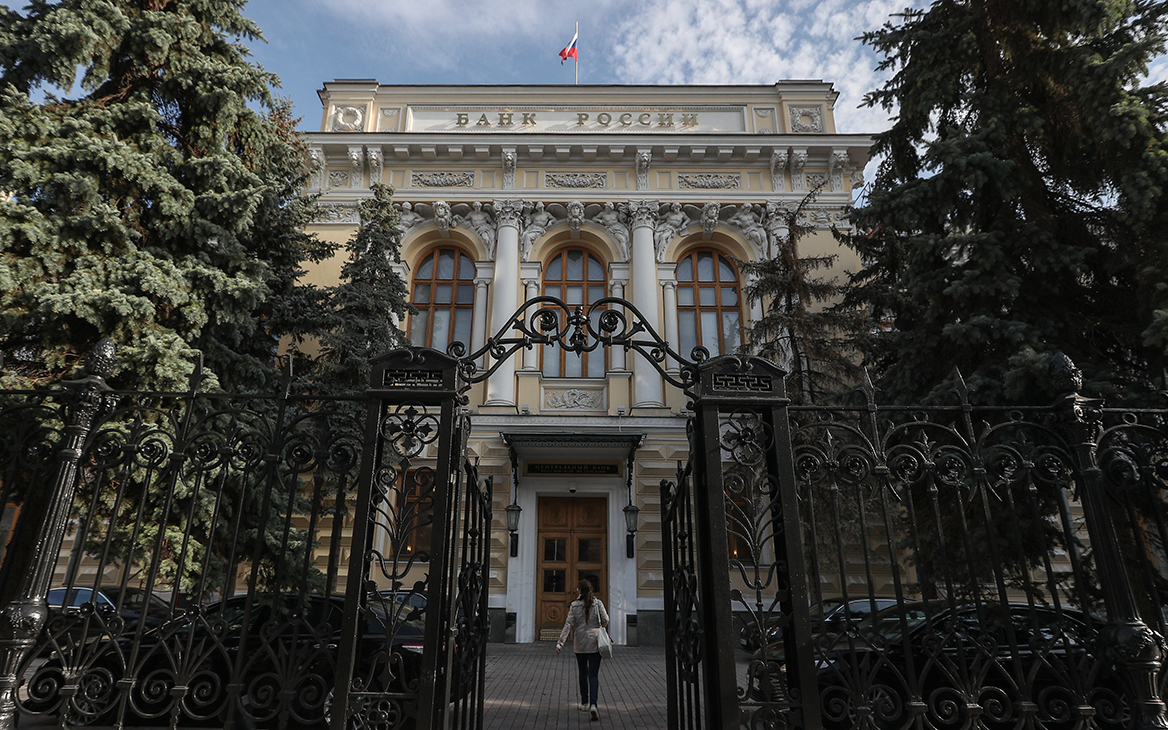 В ЦБ рассказали, когда покажут новую сторублевую купюру