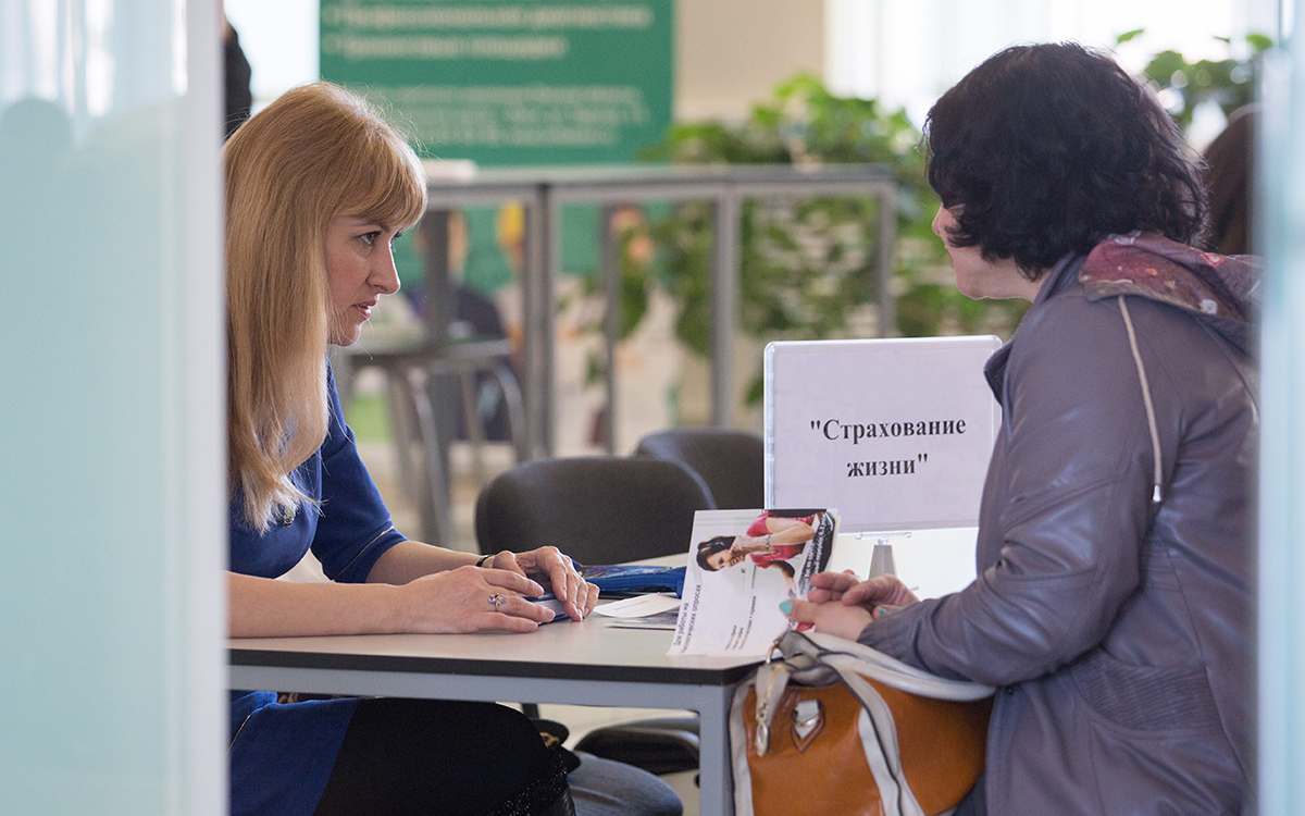 Сборы по инвестиционному страхованию жизни упали на треть