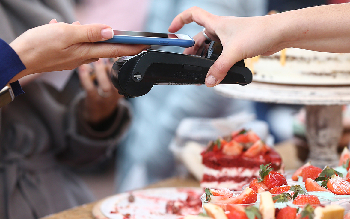 ЦБ рекомендовал использовать «пластик» из-за проблем с Apple и Google Pay