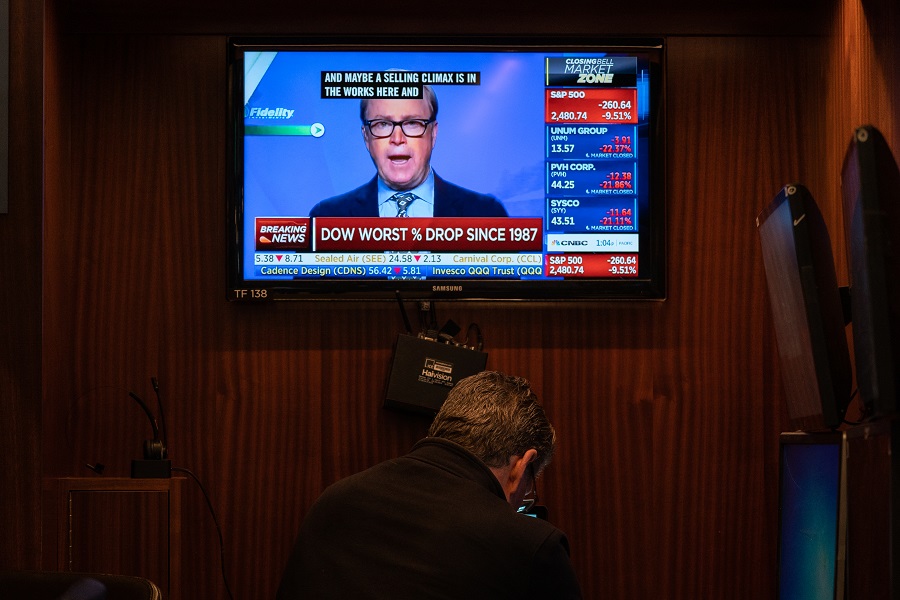 Телевизор на Нью-Йоркской фондовой бирже, 12 марта 2020 года. Тогда индекс Dow Jones Industrial Average упал почти на 10%&nbsp;&mdash; самое крупное падение с 1987 года