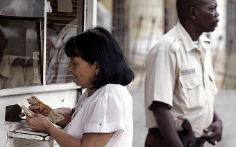 Власти Кубы спустя более года вновь разрешили населению покупать валюту