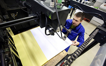 Тинькофф опроверг нехватку пластика для выпуска карт