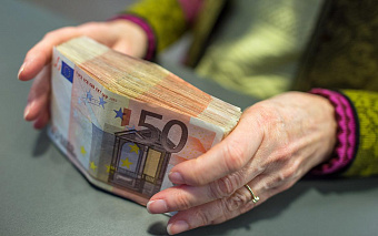 Россияне в июне вывели за рубеж максимальный с 2018 года объем валюты