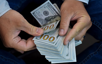 Россияне купили на бирже рекордный за три года объем валюты