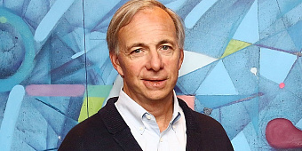 Фонд Далио распродал расписки компаний из КНР и вернул Amazon и Coinbase