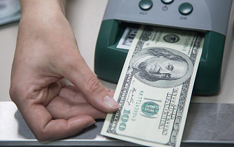 Путин разрешил банкам не работать в валюте стран, заморозивших их активы