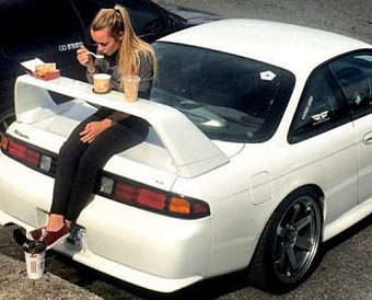 Слова "суточные" нет в локальном акте: по 700 рублей в день обложены НДФЛ